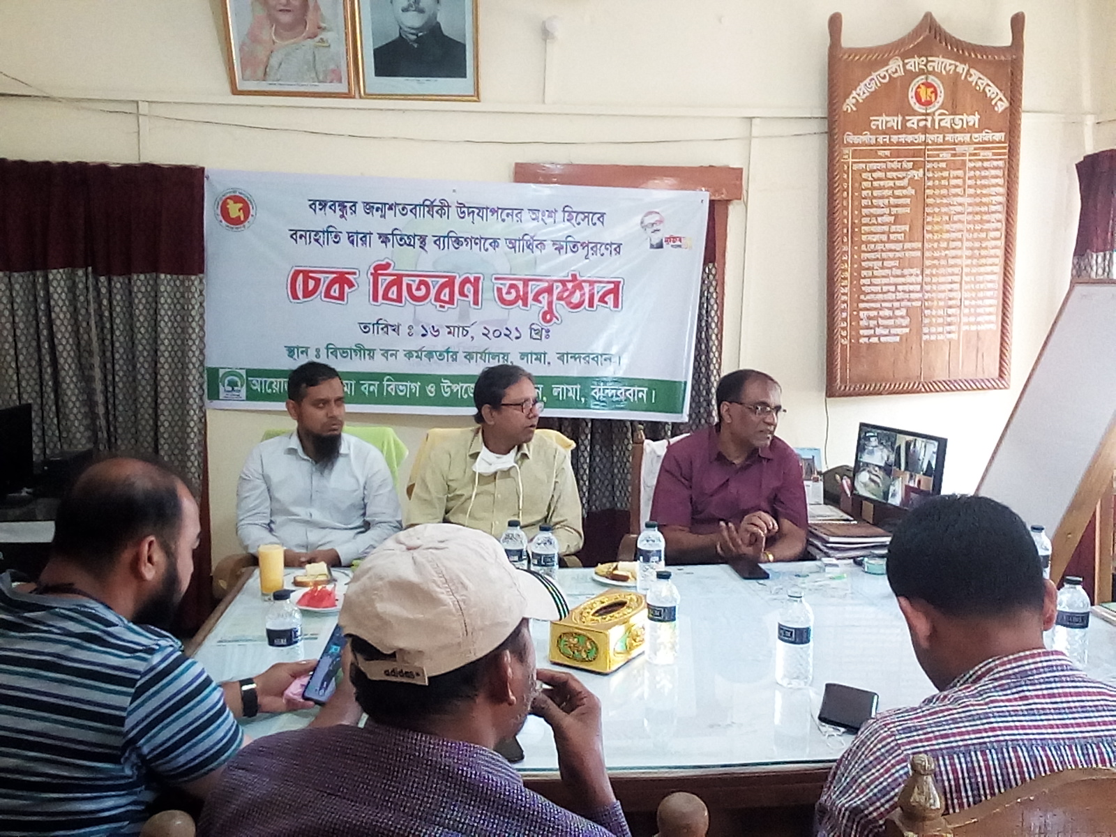 লামায় বন্যপ্রাণী দ্বারা ক্ষতিগ্রস্ত পরিবারের মাঝে চেক বিতরণ