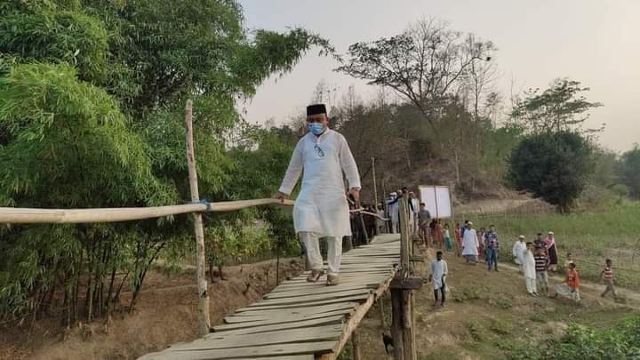 দশ কি. মিটার হেঁটে দুর্গম এলাকায় এমপি কমল : ডাকভাঙ্গাকে মডেল গ্রামে রূপান্তর করা হবে