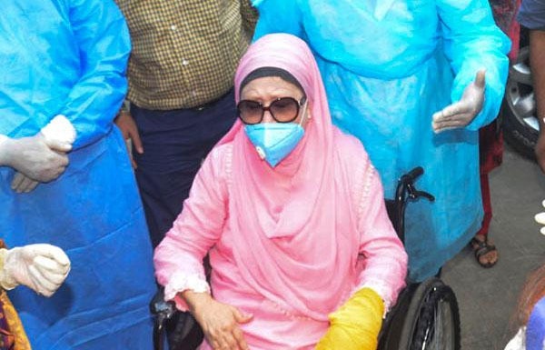 খালেদা জিয়াকে কেবিনে স্থানান্তর