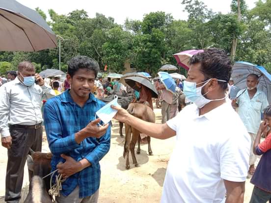 লামায় কোরবানির পশুর হার্টে মাস্ক বিতরণ