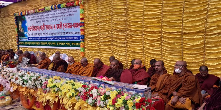 লামায় সুষেন বড়ুয়ার বাড়িতে সংঘদান ও অষ্টপরিষ্কার দান অনুষ্ঠিত