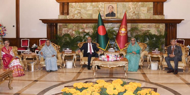 রাষ্ট্রপতির সঙ্গে প্রধানমন্ত্রী ও মো. সাহাবুদ্দিনের সাক্ষাৎ