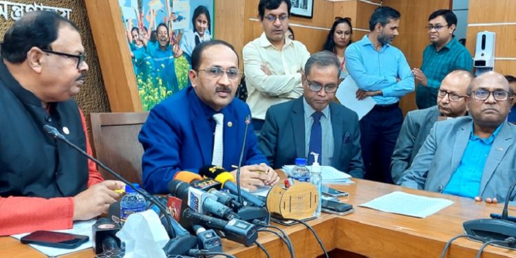 চলতি মাসেই প্রাথমিক শিক্ষকদের বিভাগ-জেলা পর্যায়ে বদলি