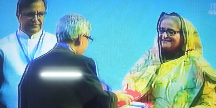 বাংলা একাডেমি পুরস্কার তুলে দিলেন প্রধানমন্ত্রী