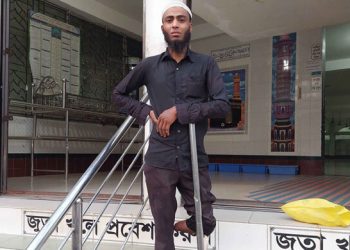 গাজীপুরে নামাজ শেষে অটোরিকশা হারিয়ে কাঁদছেন রশিদ