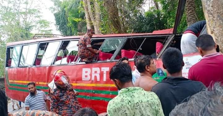 ঝালকাঠির রাজাপুর উপজেলার কানুদাশকাঠীতে বিআরটিসি বাস দুর্ঘটনায় নিহত ২, আহত ১৫ জন