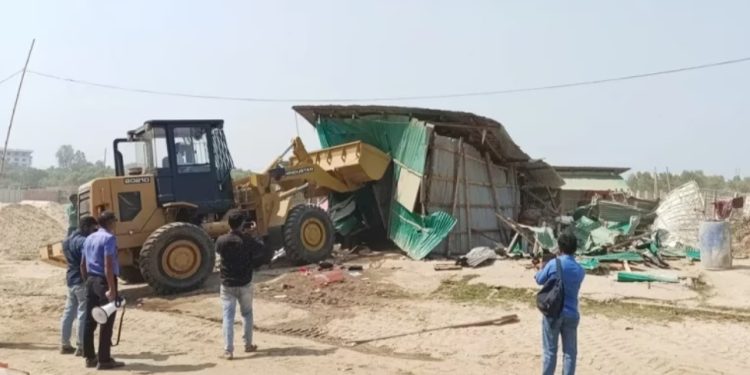 বাঁকখালী নদীর তীরে গড়ে ওঠা অবৈধ স্থাপনা উচ্ছেদ অভিযান