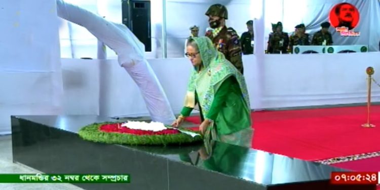 বঙ্গবন্ধুর প্রতিকৃতিতে প্রধানমন্ত্রীর শ্রদ্ধা