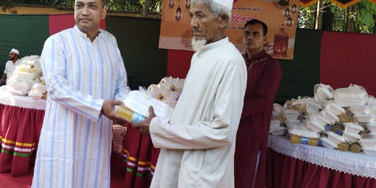 রামুতে অসহায়-দরিদ্র জনসাধারণের মাঝে বিজিবির ইফতার বিতরণ