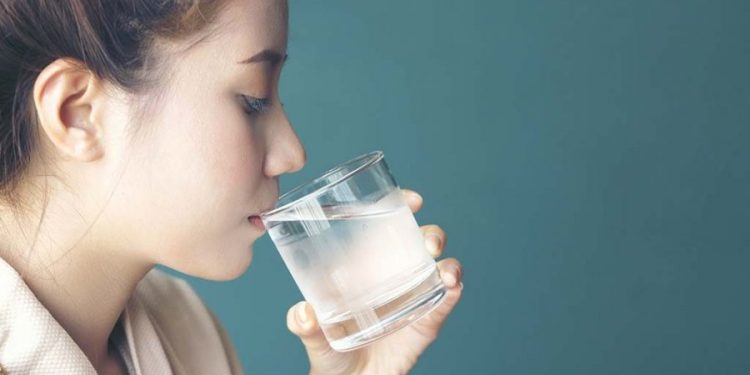 ফ্রিজের ঠান্ডা পানি খাবেন না যে ৫ কারণে