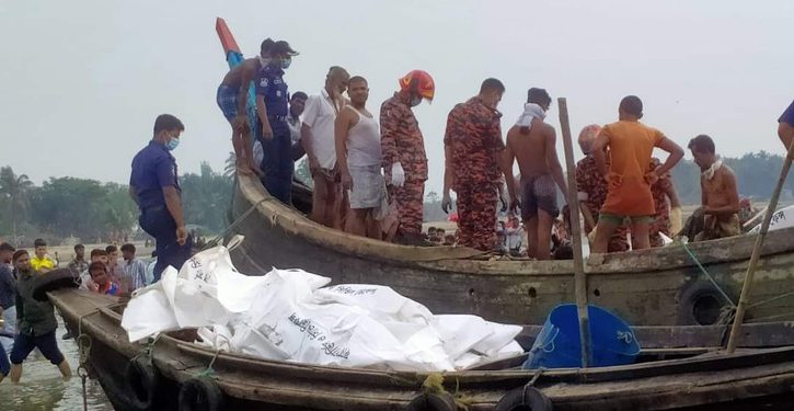 কক্সবাজারে ভাসমান ট্রলার থেকে ১০ জনের মরদেহ উদ্ধার