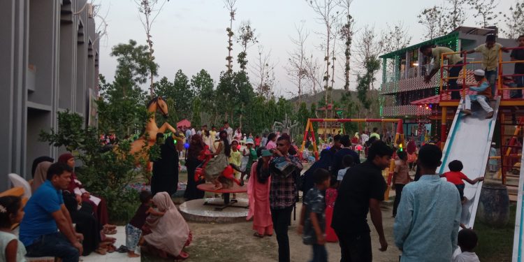 লামায় বীর বাহাদুর কানন এ দর্শনার্থীদের উপচে পড়া ভিড়