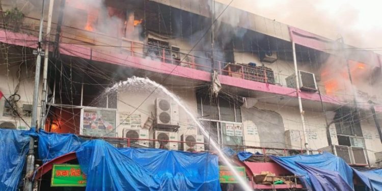 রাজধানীর নিউমার্কেটে আগুন, নিয়ন্ত্রণে ২৩ ইউনিট