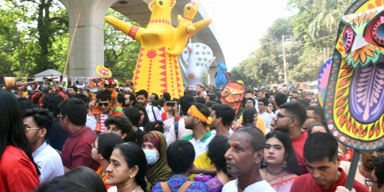 বর্ণিল উৎসবে নববর্ষ উদযাপন