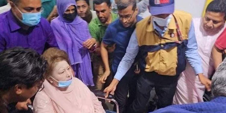 হাসপাতালে পৌঁছেছেন খালেদা জিয়া
