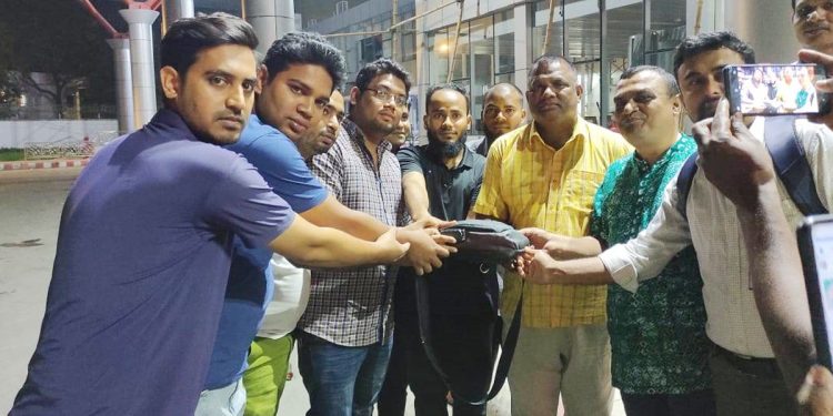 ব্যবসায়ীর হারিয়ে যাওয়া ৫ লাখ টাকা ফিরিয়ে দিলেন মোমেন শাহরিয়ার টুটুল