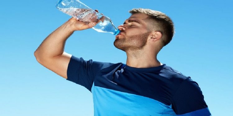 এ সময় দিনে কয় লিটার পানি পান করবেন?