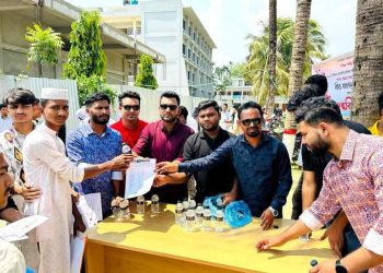 লামায় ছাত্রলীগের উদ্যোগে পরীক্ষার রুটিন ও খাবার পানি বিতরণ