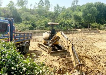 রামুতে কৃষি জমির টপসয়েল কেটে পাচার : ইউপি সদস্য সহ দুই ব্যক্তিকে ৭৫ হাজার টাকা জরিমানা