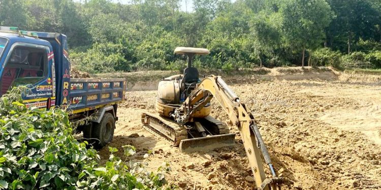 রামুতে কৃষি জমির টপসয়েল কেটে পাচার : ইউপি সদস্য সহ দুই ব্যক্তিকে ৭৫ হাজার টাকা জরিমানা