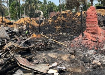 রামুর ঈদগড় বাজারে ১২টি দোকান ভষ্মিভূত