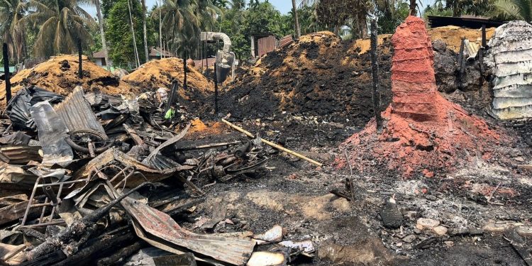 রামুর ঈদগড় বাজারে ১২টি দোকান ভষ্মিভূত