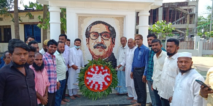 বঙ্গবন্ধুর প্রতিকৃতিতে মহান মে দিবসে লামায় শ্রমিক লীগের শ্রদ্ধা