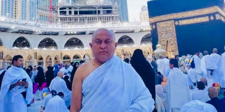 পবিত্র ওমরাহ পালন শেষে দেশে ফিরেছেন এমপি কমল