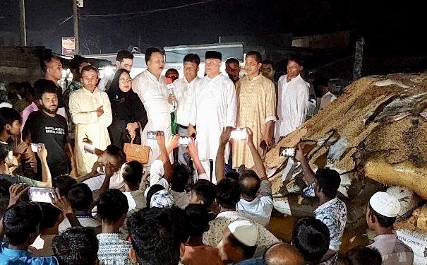 রামুর ঈদগড় বাজারে অগ্নিকান্ডে ক্ষতিগ্রস্তদের পাশে এমপি কমল