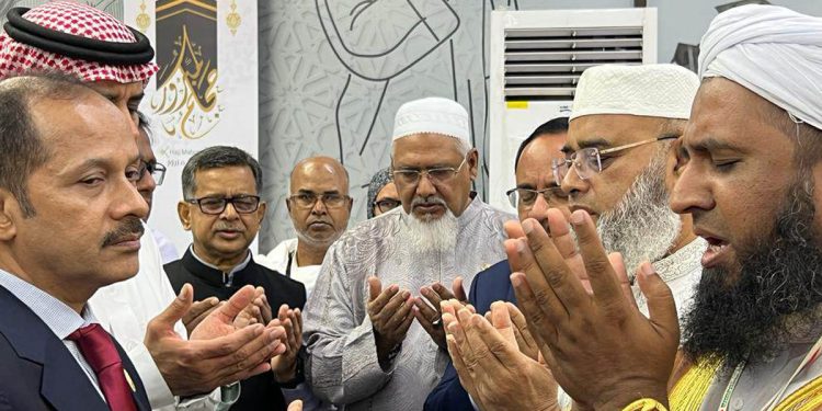 ৪১৫ জন যাত্রী নিয়ে ঢাকা ছেড়েছে প্রথম হজ ফ্লাইট