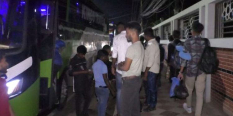 ‘মোখা’র ভয়ে কক্সবাজার ছাড়ছেন পর্যটকরা