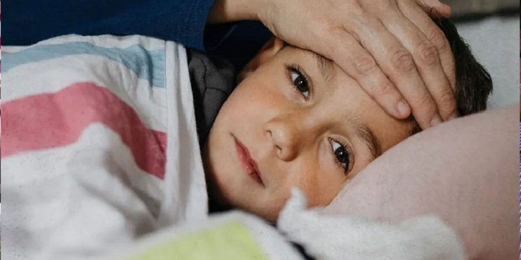 শিশুর জ্বর এলে যে ৫ ভুল হামেশাই করেন অভিভাবকরা