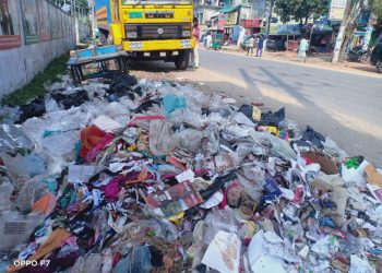 রামু চৌমুহনীতে যত্রতত্র প্লাস্টিক বর্জ্য ফেলে পরিবেশ দুষণ করছে ব্যবসায়ীরা