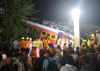 ভারতে ভয়াবহ রেল দুর্ঘটনায় নিহতের সংখ্যা বেড়ে ২০৭