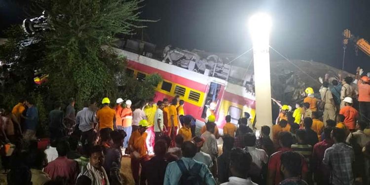 ভারতে ভয়াবহ রেল দুর্ঘটনায় নিহতের সংখ্যা বেড়ে ২০৭