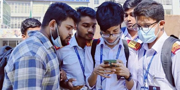 এসএসসির ফল আজ, ঘরে বসেই জানবেন যেভাবে