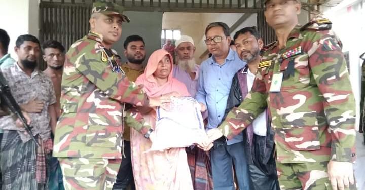 লামায় বন্যাদুর্গতদের মাঝে সেনাবাহিনীর ত্রাণ ও ঔষধ সামগ্রী বিতরণ