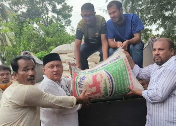 ঝিলংজা ও পিএমখালীতে বানভাসি মানুষের মাঝে চাল বিতরণ করলেন এমপি কমল