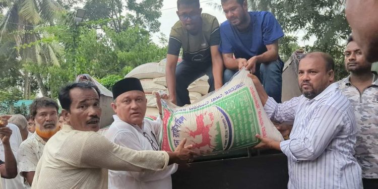 ঝিলংজা ও পিএমখালীতে বানভাসি মানুষের মাঝে চাল বিতরণ করলেন এমপি কমল