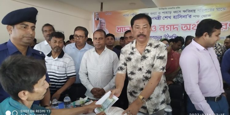 লামায় বন্যার্তদের মাঝে ত্রাণ ও নগদ অর্থ বিতরণ করলেন ; মন্ত্রী বীর বাহাদুর এমপি