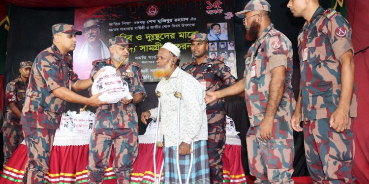বঙ্গবন্ধুর শাহাদাত বার্ষিকী ও জাতীয় শোক দিবস উপলক্ষে রামুতে বিজিবি’র খাদ্য সামগ্রী বিতরণ ও বিনামূল্যে চিকিৎসা সেবা প্রদান