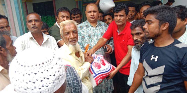 বমু বিলছড়িতে ব্ন্যার্তদের মাঝে ফজলুল করিম সাঈদীর ত্রাণ বিতরণ
