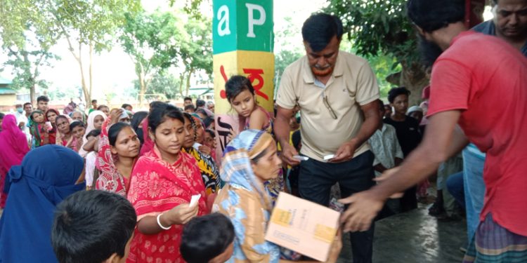 লামায় ডাব্লিউ এফপির পুষ্টিকর বিস্কুট বিতরণ