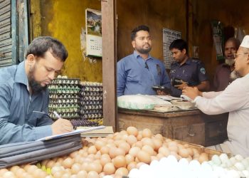 ডিমের দাম ১ টাকা বেশি নেওয়ায় জরিমানা ৩ হাজার