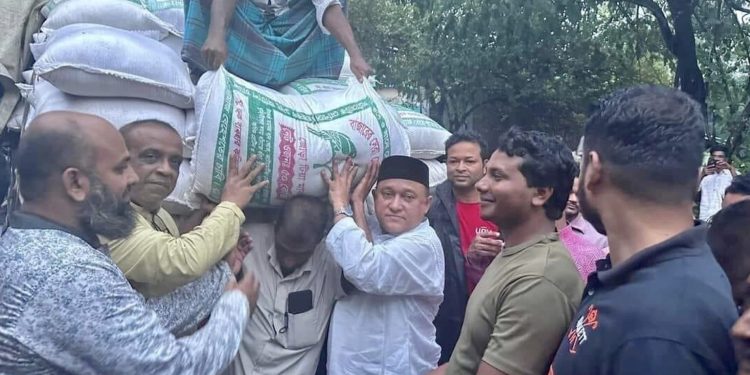 ট্রাকভর্তি চাল নিয়ে ঈদগাঁও’র বন্যার্তদের মাঝে ছুটে গেলেন এমপি কমল
