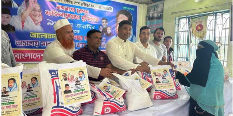 বঙ্গমাতার ৯৩তম জন্মদিনে রামু উপজেলা স্বেচ্ছাসেবকলীগের আলোচনা সভা ও খাদ্য সামগ্রী বিতরণ