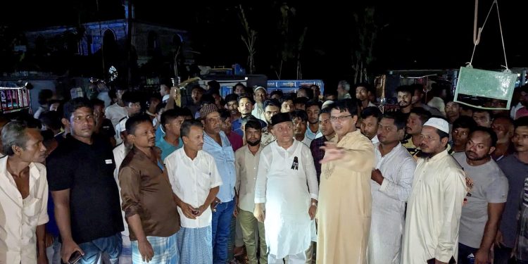 রামুর পাঞ্জেগানা বাজারে অগ্নিকান্ডে ক্ষতিগ্রস্তদের পাশে এমপি কমল