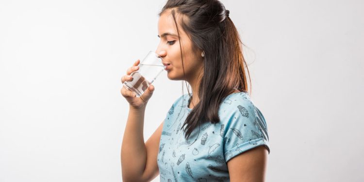 খাওয়ার সময় পানি পান করলে কি হয়?