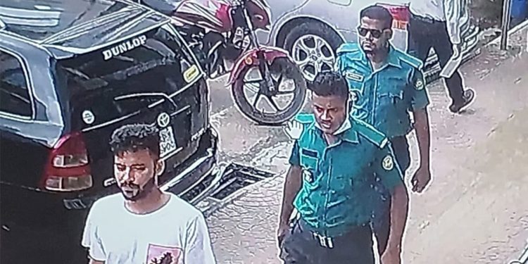 ব্যাংকে ঢুকে ২০ লাখ টাকা ছিনতাই, দুই পুলিশ কনস্টেবলসহ গ্রেপ্তার ৫