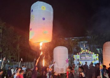 রংবেরঙের ফানুসে বর্ণিল রাতের আকাশ